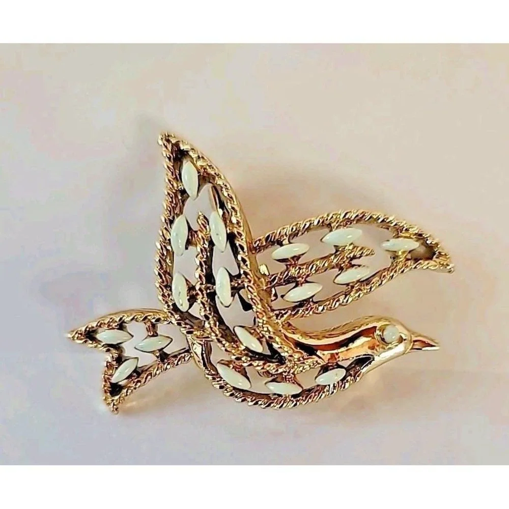 VINTAGE GERRY'S Flying Bird Dove Goldtone Brooch Pin Pendant Signed White Beads‎